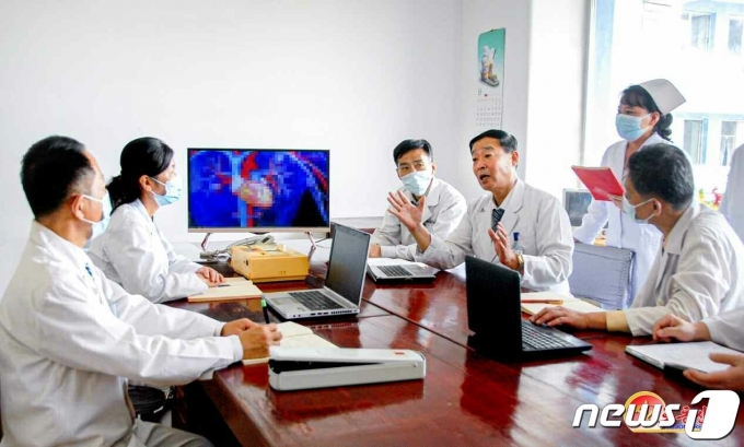 (평양 노동신문=뉴스1) = 북한 김만유병원의 의료일꾼들.(사진은 기사 내용과 무관함)  [국내에서만 사용가능. 재배포 금지. DB 금지. For Use Only in the Republic of Korea. Redistribution Prohibited] rodongphoto@news1.kr