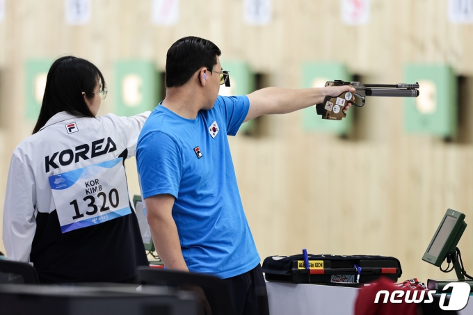 이원호(오른쪽)와 김보미가 30일 중국 항저우 푸양 인후 스포츠센터에서 열린 2022 항저우 아시안게임 사격 10m 공기권총 혼성 단체전 예선 경기를 펼치고 있다. 이원호와 김보미는 이날 예선에서 574점으로 4위를 기록, 동메달 결정전에 나선다. 2023.9.30/뉴스1 ⓒ News1 유승관 기자