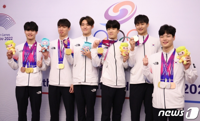 대한민국 수영 대표팀 황선우(왼쪽부터), 양재훈, 김우민, 지유찬, 백인철, 이호준이 30일 중국 항저우의 한 호텔에서 열린 2022 항저우 아시안게임 메달리스트 기자회견에서 메달을 들고 있다. 황선우는 가장 많은 6개(금 2·은 2·동 2)의 메달을 목에 걸었고 김우민은 남자 자유형 400m·800m·계영 800m 3관왕에 올랐다. 2023.9.30/뉴스1 ⓒ News1 신웅수 기자