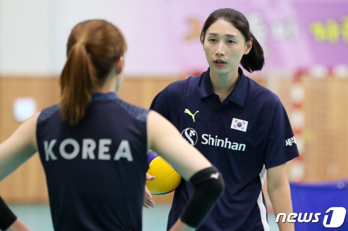 대한민국 여자배구 대표팀 고문(어드바이저) 김연경이 16일 오후 충북 진천선수촌에서 훈련을 돕고 있다. 2023.5.16/뉴스1 ⓒ News1 민경석 기자