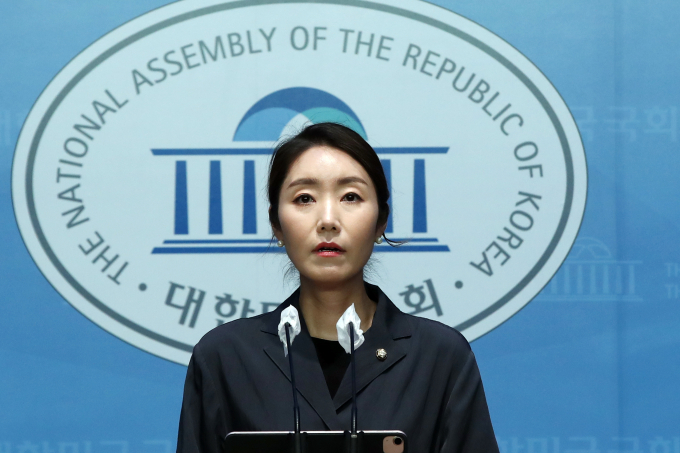 더불어민주당이 윤석열 대통령과 국민의힘을 향해 영수회담에 나설 것을 촉구했다. 사진은 30일 강선우 더불어민주당 대변인이 서울 여의도 국회에서 관련 브리핑에 나섰던 모습. /사진=뉴스1