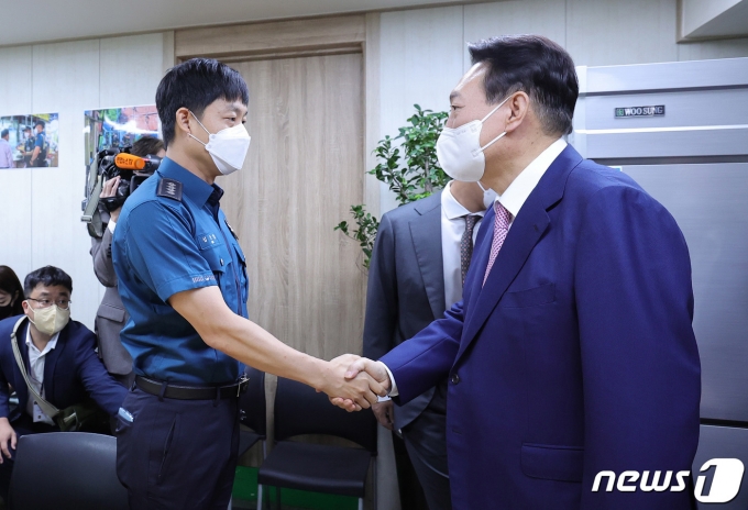 윤석열 대통령이 29일 오전 서울 서대문구 신촌지구대를 찾아 현장경찰관과 인사를 나누고 있다. (대통령실사진기자단) 2022.7.29/뉴스1 ⓒ News1 안은나 기자