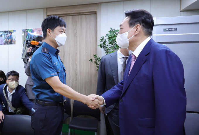 윤석열 대통령이 추석 연휴 사흘째인 30일 서울 중부경찰서 을지지구대와 중부소방서를 방문해 근무자들을 격려했다. 사진은 윤 대통령이 전날 오전 서울 서대문구 신촌지구대를 찾아 현장 경찰관과 인사를 나누던 모습. /사진=대통령실사진기자단(뉴스1) 