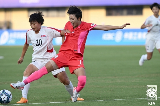 [사진] 볼경합 하는 손화연
