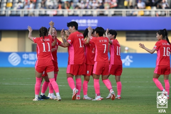 [사진] 북한 자책골에 기뻐하는 한국