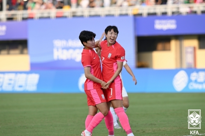 [사진] 기뻐하는 지소연과 손화연