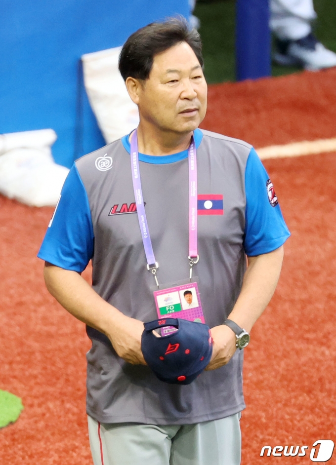 [사진] 라오스 야구 대표팀 훈련 지켜보는 이만수 전 감독