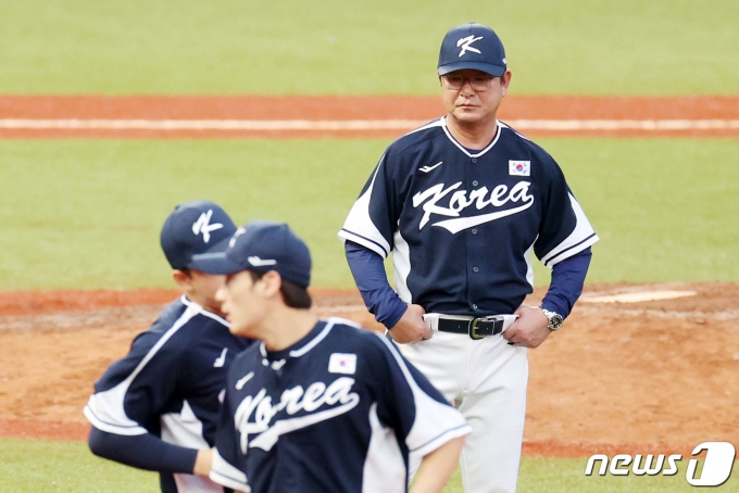 [사진] 선수들 몸상태 지켜보는 류중일 감독