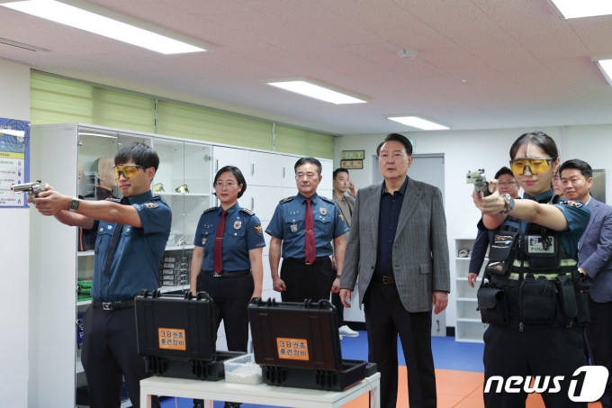 윤석열 대통령이 추석 연휴인 30일 서울 중부경찰서 을지지구대 시뮬레이션 사격장을 찾아 사격 훈련 시연을 참관하고 있다. (대통령실 제공) 2023.9.30/뉴스1 ⓒ News1 안은나 기자