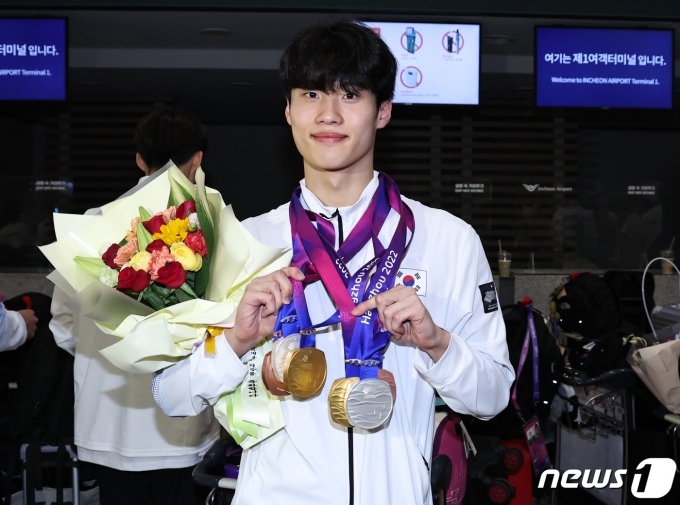 [사진] 황선우 '메달이 이만큼'