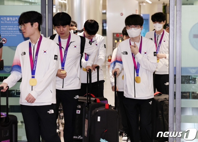 [사진] 금메달 목에 걸고 귀국하는 LoL 국가대표