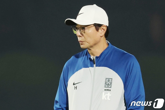 [사진] 훈련 지켜보는 황선홍 감독