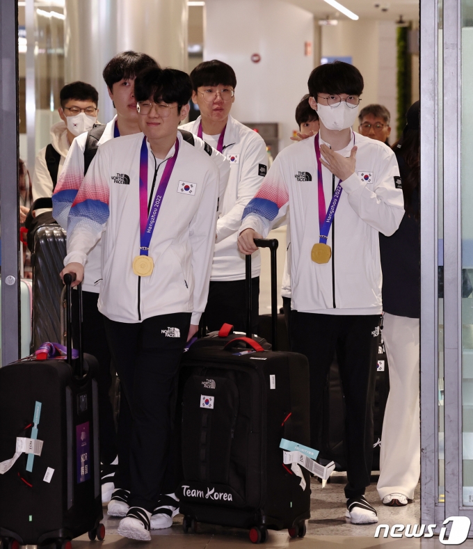 [사진] LoL 국가대표 '금메달 목에 걸고'