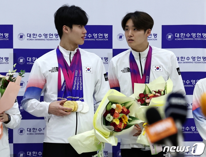 [사진] 대화하는 황선우와 김우민