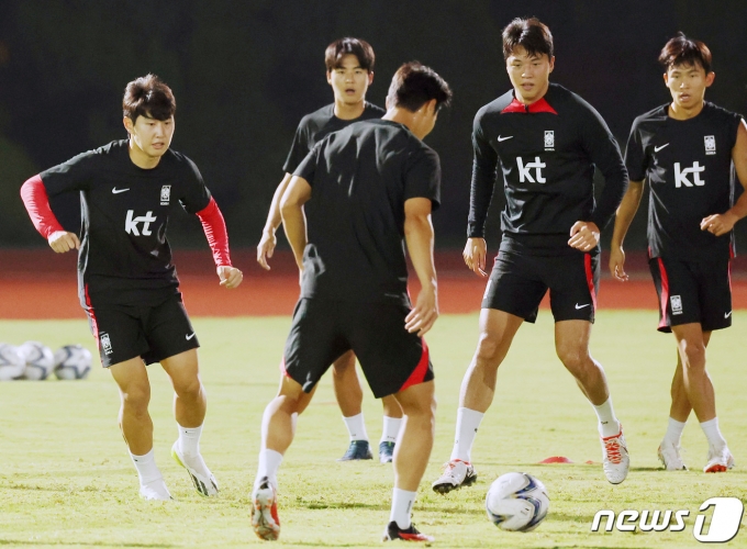 [사진] 中과 8강전 하루 앞두고 연습 중인 축구대표팀