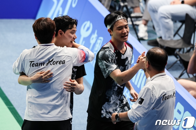 [사진] 복식 경기 승리 거둔 서승재-강민혁 조