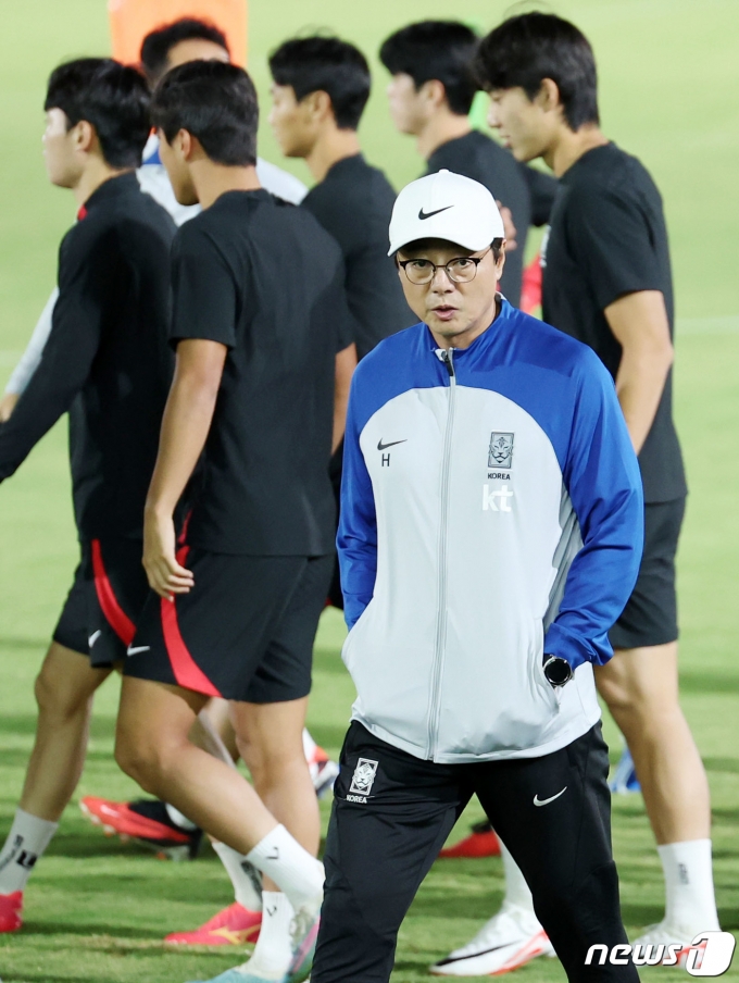 [사진] 훈련 지도하는 황선홍 감독