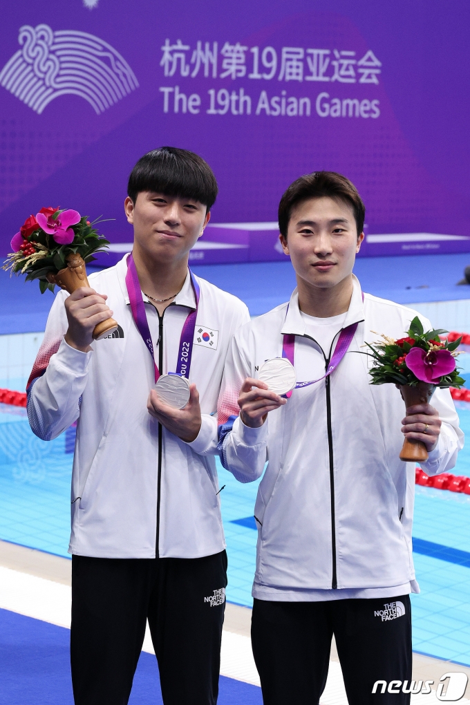 [사진] 은메달 목에 건 우하람·이재경