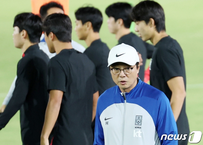 [사진] 훈련 지도하는 황선홍 감독