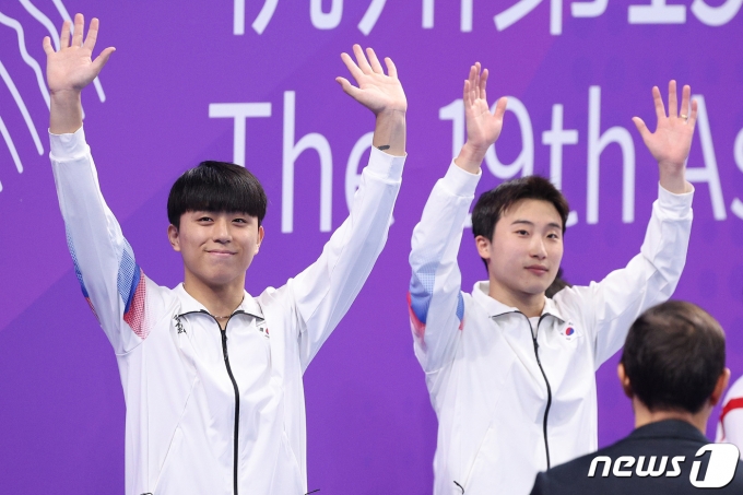 [사진] 손 흔드는 우하람·이재경
