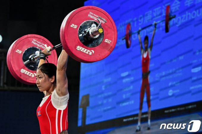 북한 강현경이 9월30일 열린 2022 항저우 아시안게임 역도 여자 55㎏급에서 우승했다. ⓒ AFP=뉴스1
