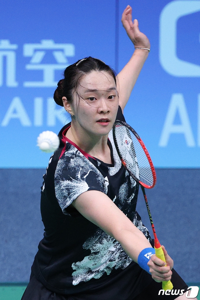 김가은이 1일 중국 항저우 빈장체육관에서 열린 2022 항저우 아시안게임 배드민턴 여자 단체 결승 대한민국과 중국의 경기에서 허빙자오와 경기를 펼치고 있다. 2023.10.1/뉴스1 ⓒ News1 신웅수 기자