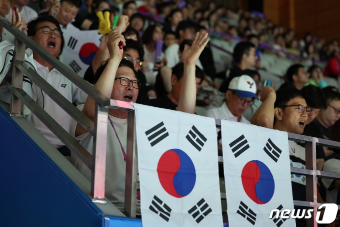 1일 중국 항저우 빈장체육관에서 열린 항저우 아시안게임 배드민턴 여자 단체 결승 대한민국과 중국의 경기에서 한국 응원단이 선수들을 응원하고 있다. 2023.10.1/뉴스1 ⓒ News1 신웅수 기자