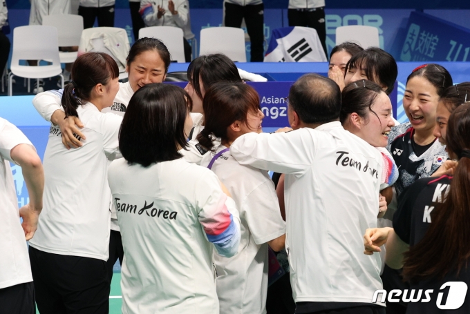 [사진] 금메달 수확한 여자 배드민턴 단체 '얼싸안고'