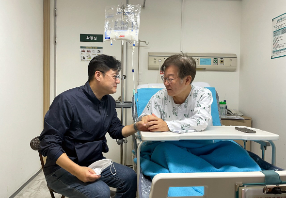  이재명 더불어민주당 대표가 28일 오후 단식 후 회복을 위해 입원 중인 서울 중랑구 녹색병원에서 홍익표 신임 원내대표와 대화를 나누고 있다. /사진=더불어민주당 제공