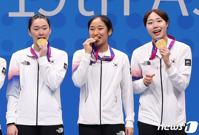 [사진] 금메달 깨무는 안세영