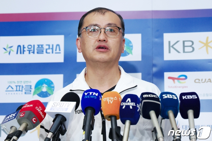 김학균 대한민국 배드민턴 국가대표팀 감독이 29일 오전 인천국제공항을 통해 귀국해 세계배드민턴연맹(BWF) 세계선수권대회 출전 소감을 밝히고 있다. 2023.8.29/뉴스1 ⓒ News1 민경석 기자