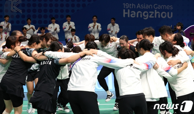 안세영을 비롯한 배드민턴 여자 대표팀이 1일 중국 항저우 빈장체육관에서 열린 2022 항저우 아시안게임 배드민턴 여자 단체 결승 대한민국과 중국의 경기에서 금메달을 확정지은 후 기쁨을 나누고 있다. 2023.10.1/뉴스1 ⓒ News1 신웅수 기자