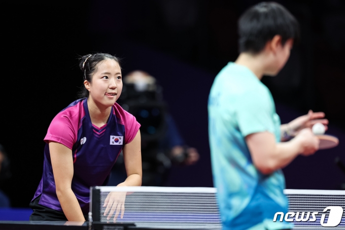 [사진] 신유빈 '쉽지 않은 경기'