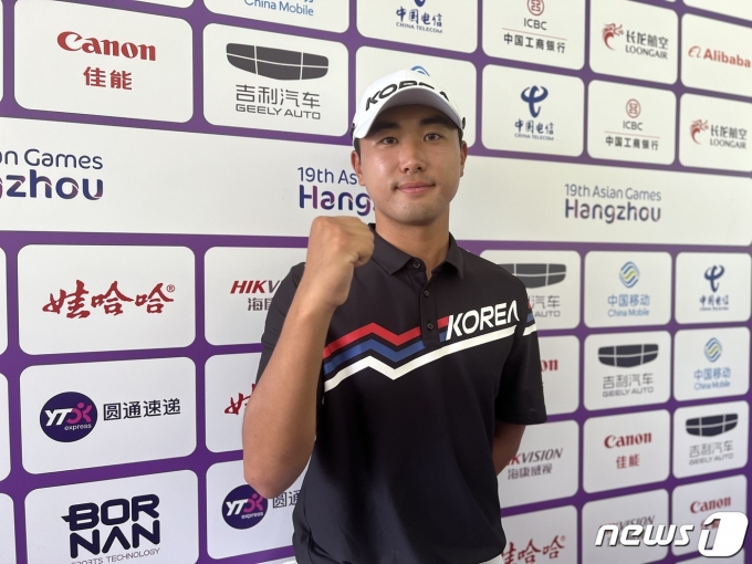 조우영이 1일 중국 항저우의 서호 국제골프코스(파72)에서 열린 2022 항저우 아시안게임 남자 골프 경기를 마친 뒤 취재진과 인터뷰를 하고 있다. 2023.10.01/뉴스1 ⓒ News1 이상철 기자