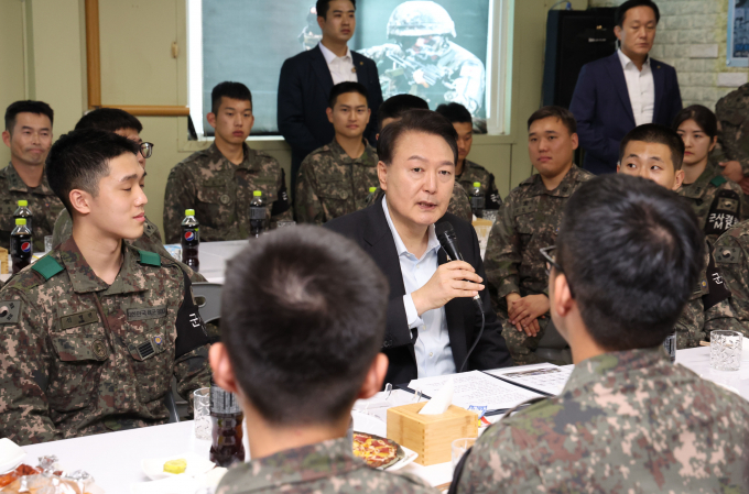윤석열 대통령이 1일 경기도 연천군 육군 제25사단 한 소초를 찾아 장병들과 간담회를 하고 있다./사진=대통령실통신사진기자단