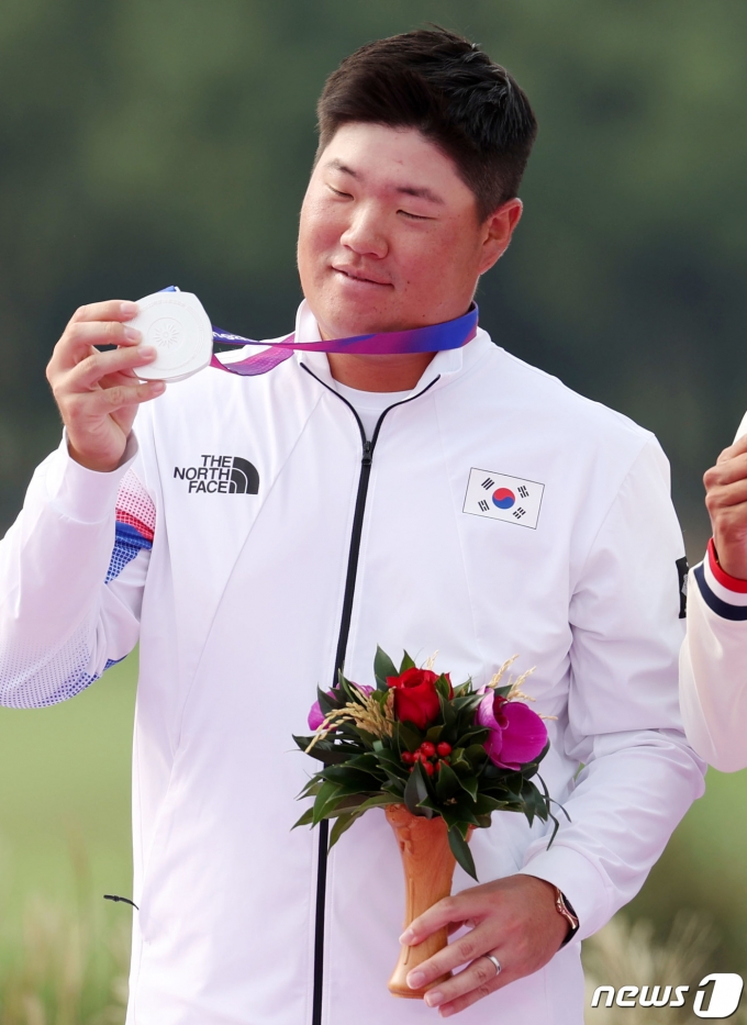 [사진] 메달 바라보는 임성재