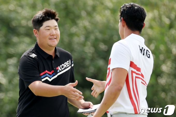 [사진] 홍콩 대표팀 선수와 인사 나누는 임성재