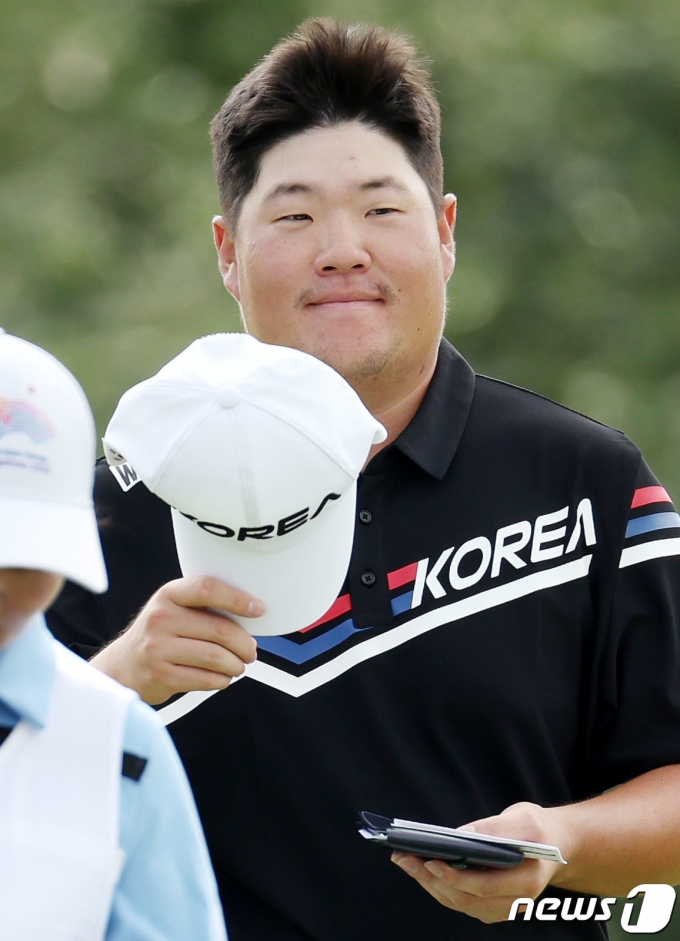 [사진] 모자 벗어 인사 전하는 임성재