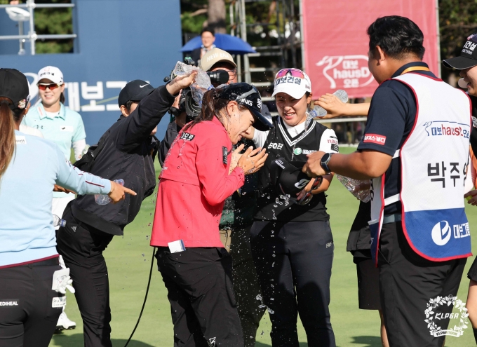 [사진] '데뷔 14년 만에 KLPGA 우승' 동료들에게 축하 받는 박주영