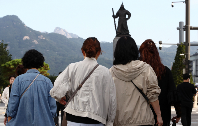 서울 세종대로사거리에서 긴팔과 외투를 입은 출근길 시민들이 발걸음을 재촉하고 있다./사진=뉴스1