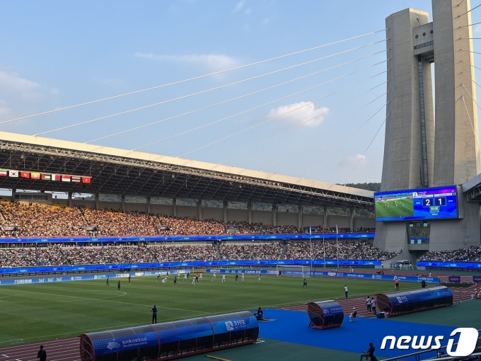 우즈베키스탄이 1일 중국 항저우의 황룽 스포츠센터 스타디움에서 열린 2022 항저우 아시안게임 남자 축구 8강전에서 사우디아라비아를 2-1로 이겼다. 2023.10.1/뉴스1 ⓒ News1 이상철 기자