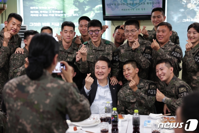 윤석열 대통령이 국군의 날인 1일 경기 연천군에 위치한 육군 제25사단을 찾아 장병들과 기념 촬영하고 있다. (대통령실 제공) 2023.10.1/뉴스1 ⓒ News1 안은나 기자