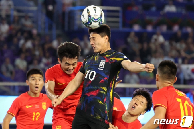 [사진] 헤딩 시도하는 조영욱