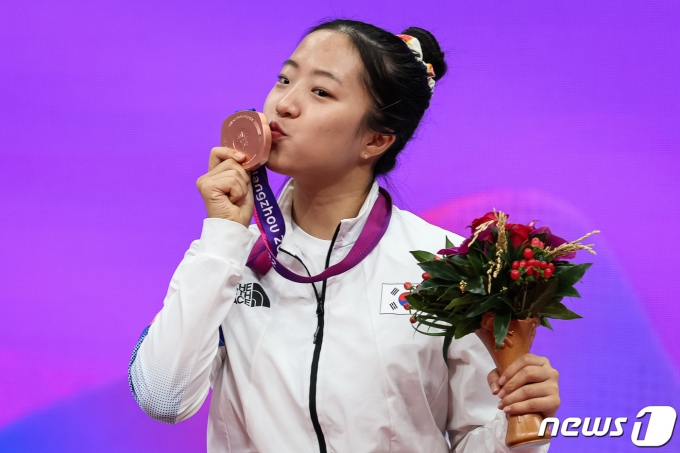 [사진] '삐약이' 신유빈 '동메달에 키스'