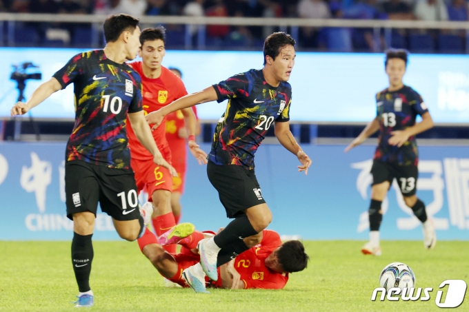 [사진] 돌파 시도하는 안재준