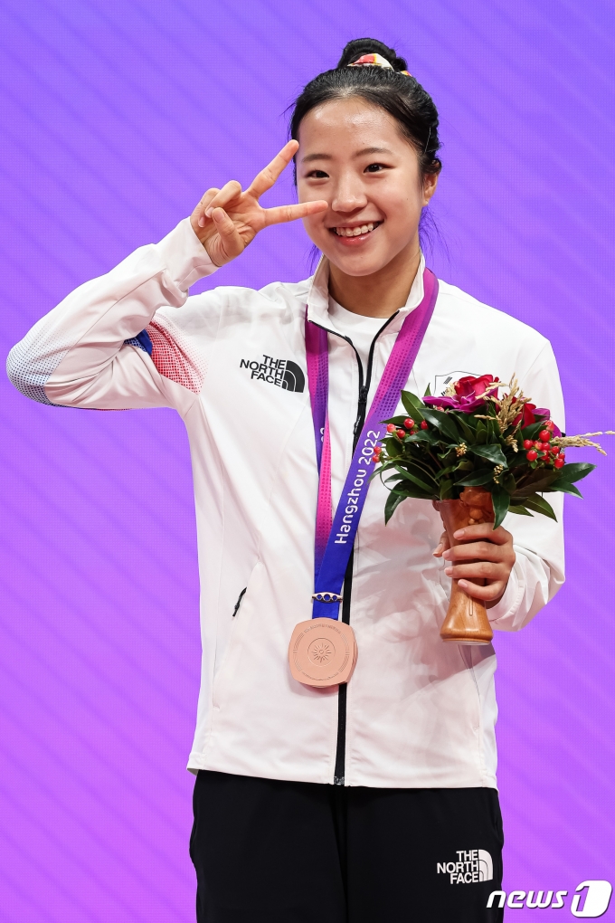 [사진] 탁구 여자 단식 동메달 목에 건 신유빈