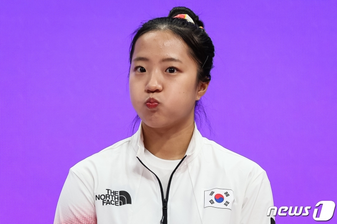[사진] 신유빈 '시상식 언제하나'