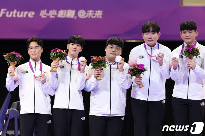 [사진] 은메달 목에 건 e스포츠 배틀그라운드팀