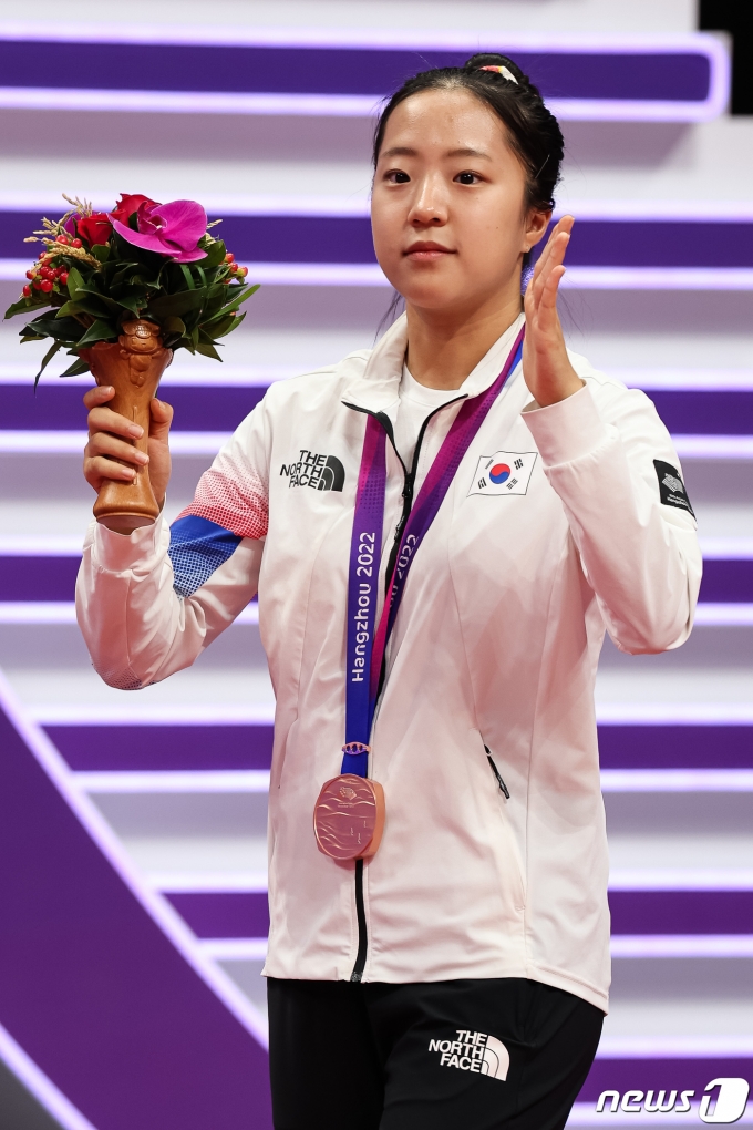 [사진] 신유빈 '지금 찍을까요?'