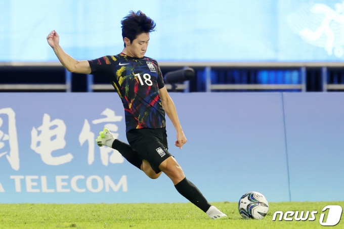 [사진] 프리킥 차는 이강인